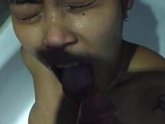 Im Sexurlaub junger Thai Hure in den Mund uriniert